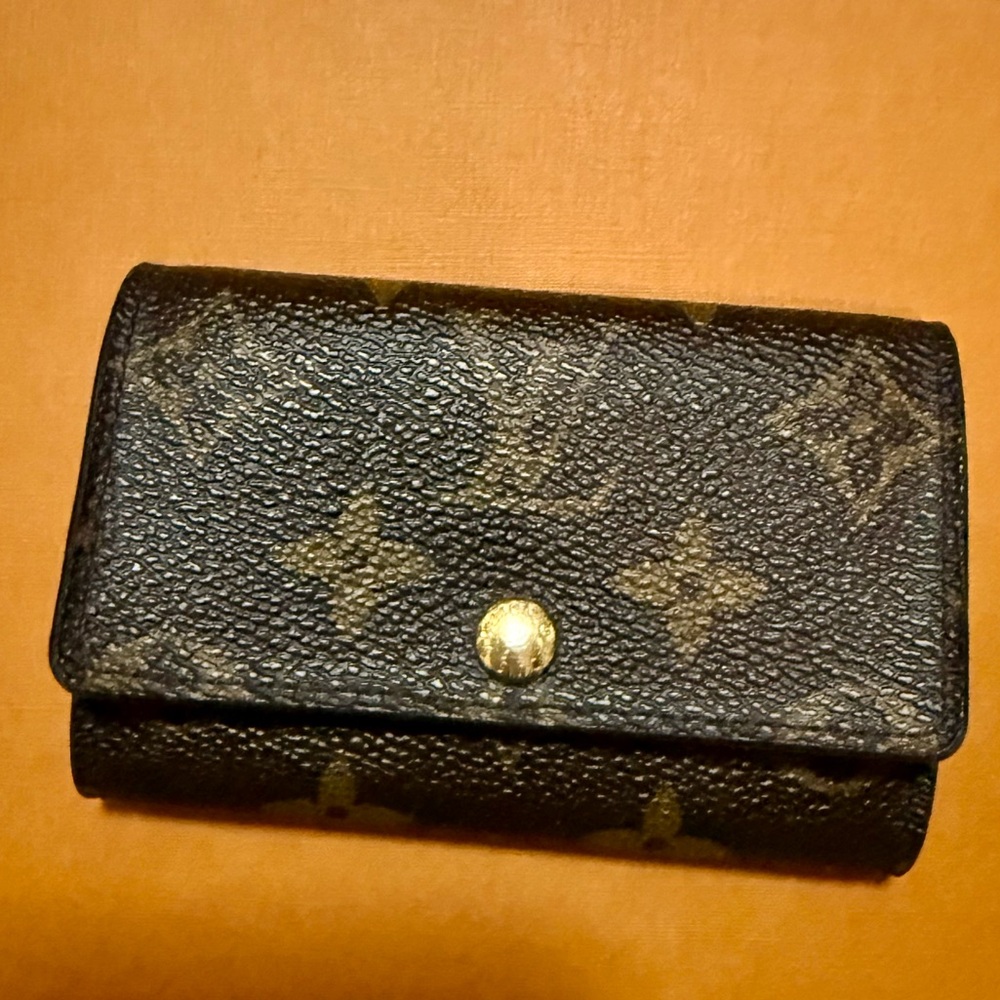 Sale 🎉. Louis Vuitton Monogram 6 Key Holder - Black and Gold